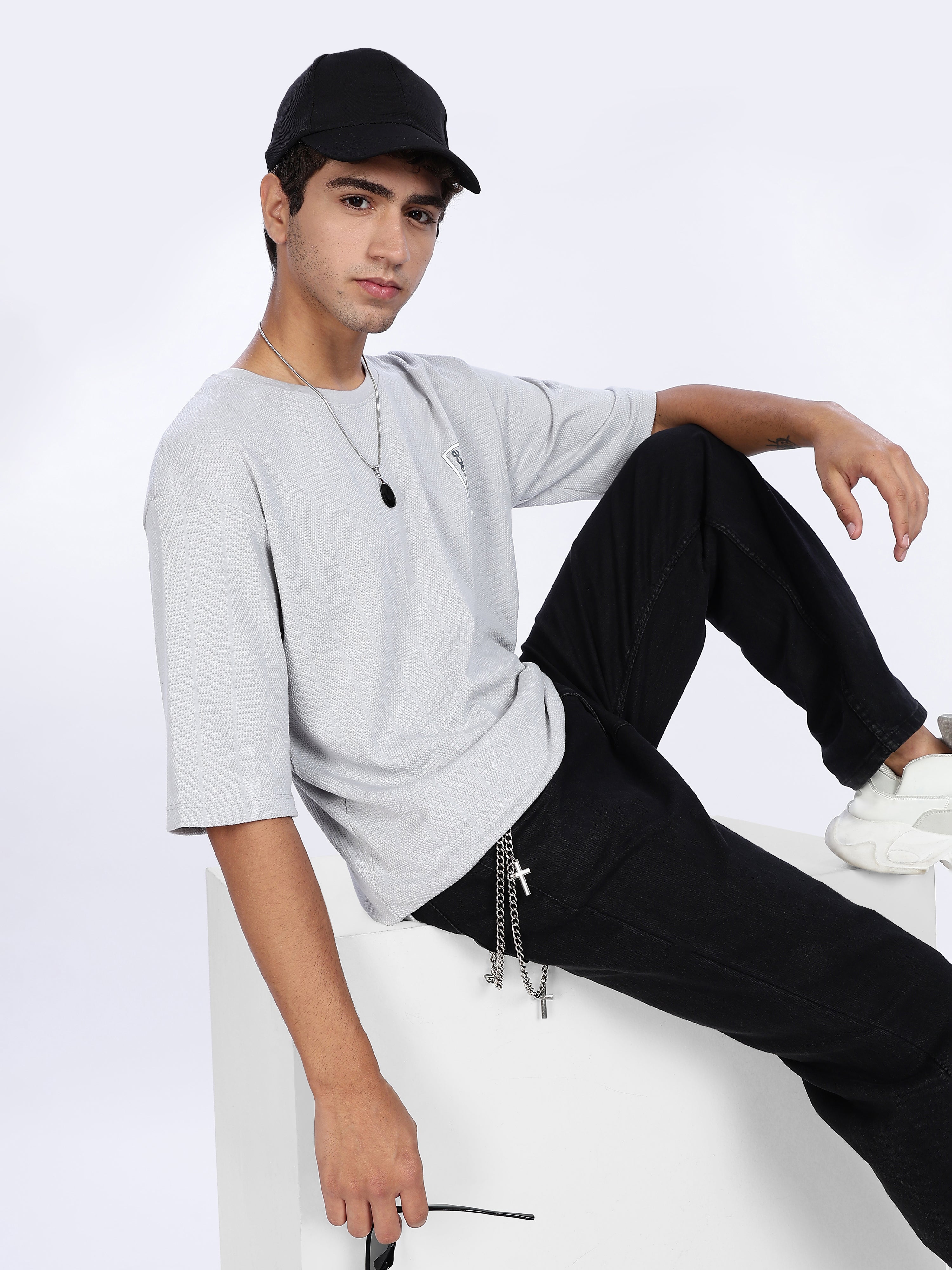 Men's Find Peace Graphic Printed with Woven Stickers Drop Shoulder T-shirt