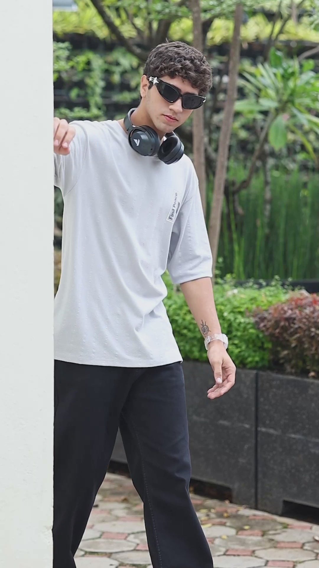 Men's Find Peace Graphic Printed with Woven Stickers Drop Shoulder T-shirt